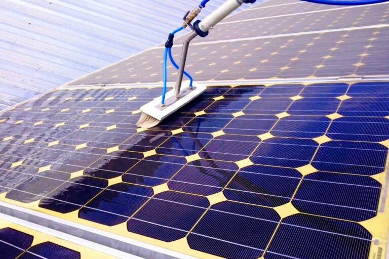 Servicio de limpieza de placas solares en Valencia