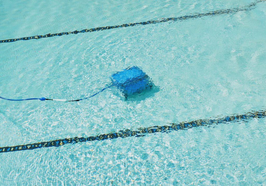 Robot limpiafondos limpiando el fondo de una piscina